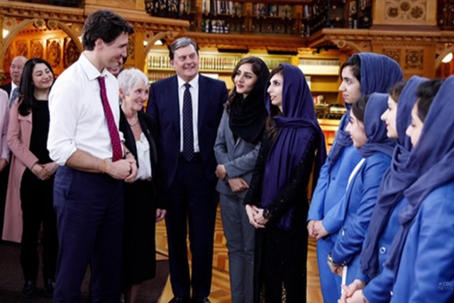 Un equipo de robótica de niñas de Afganistán se reunió con el primer ministro canadiense Justin Trudeau en 2018