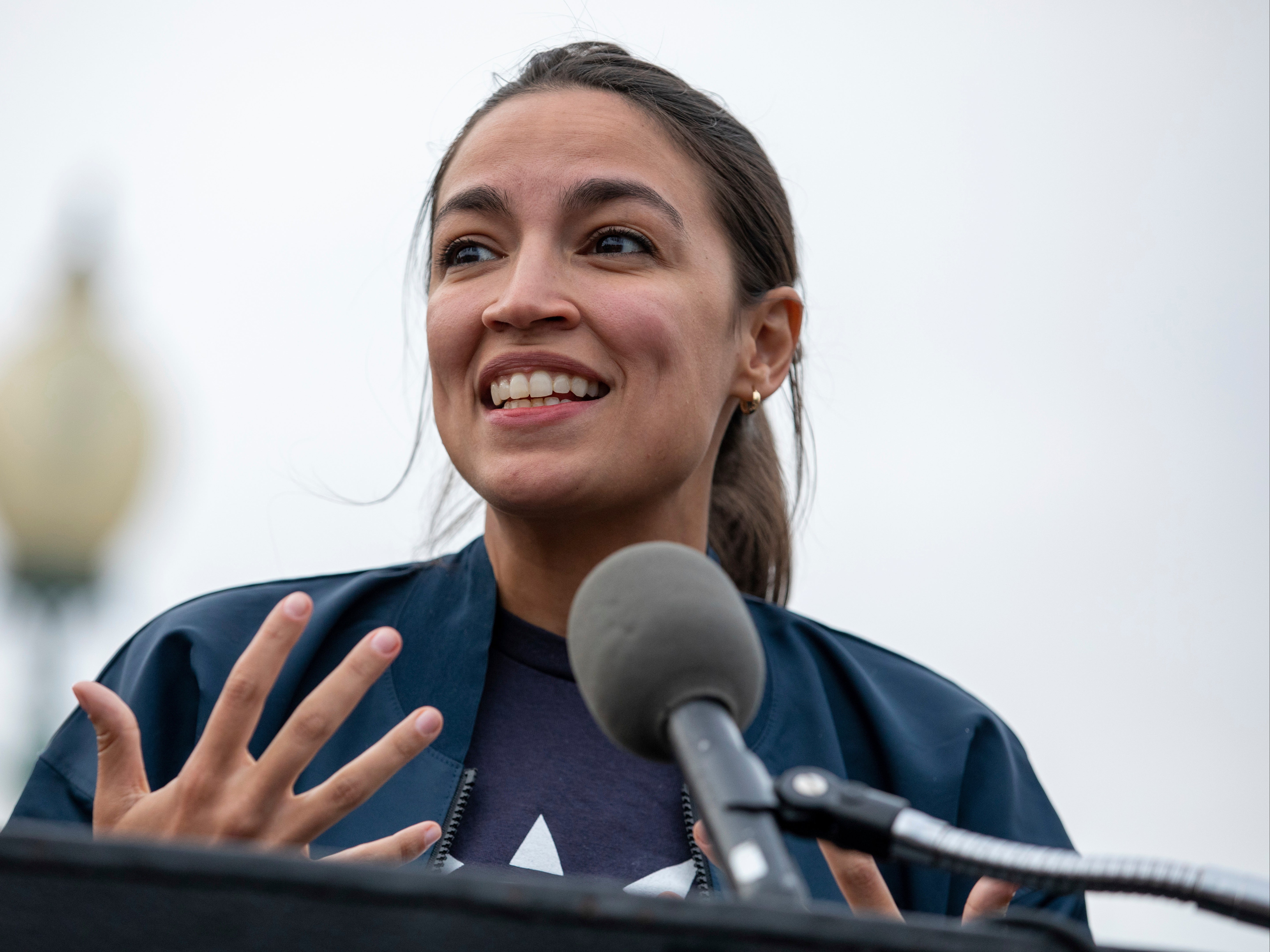 Alexandria Ocasio-Cortez pide entregar mínimo 200.000 visas a refugiados de Afganistán