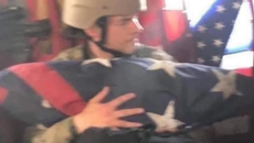 Fotografían a soldado de Estados Unidos llevando la bandera estadounidense fuera de Afganistán
