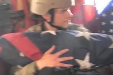 Fotografían a soldado de Estados Unidos llevando la bandera estadounidense fuera de Afganistán