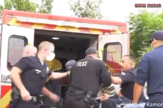 Policía golpea a sospechoso que estaba acostado y esposado a una camilla en Los Ángeles