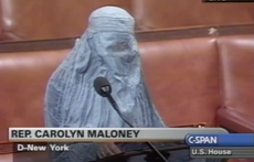 Congresista de Nueva York que usó burka en discurso de 2001 aborda la “angustia” por Afganistán