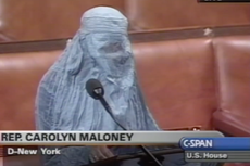 Congresista de Nueva York que usó burka en discurso de 2001 aborda la “angustia” por Afganistán
