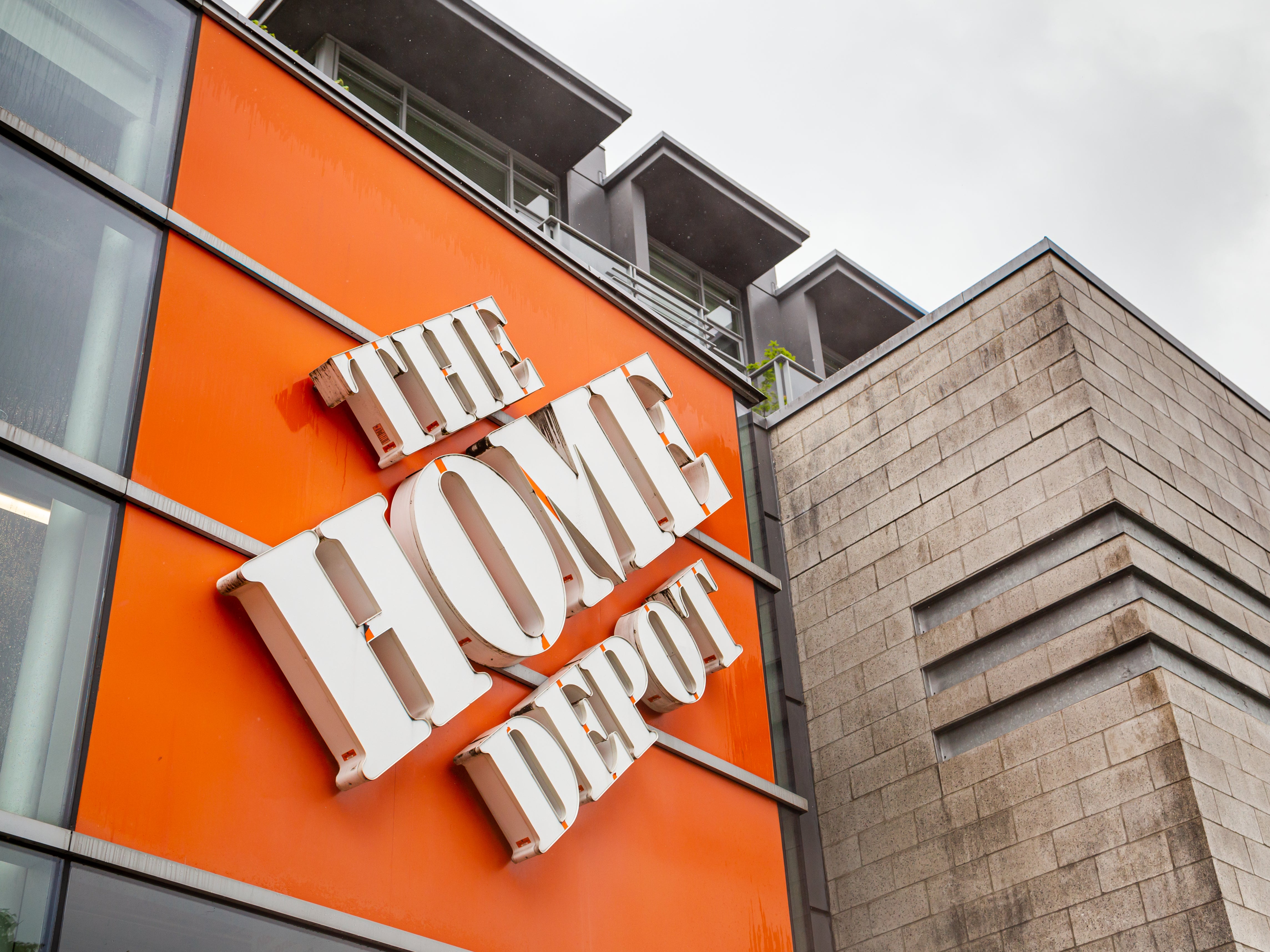 Home Depot acusado de amenazar a trabajadores que apoyaban a Black Lives Matter
