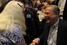 Greg Abbott, gobernador de Texas, da positivo por COVID-19 