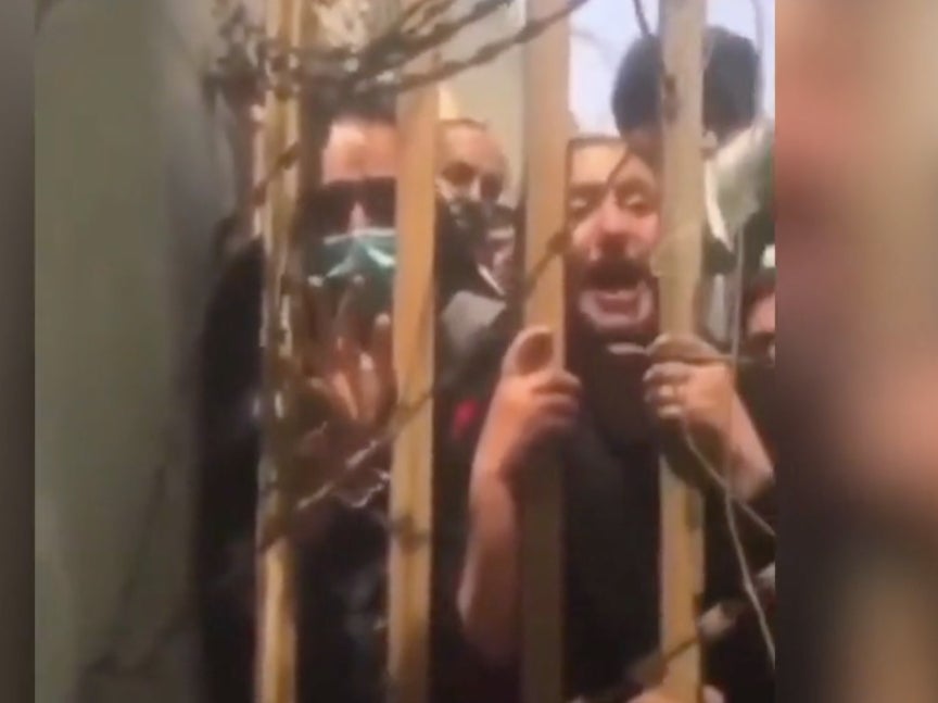 Filman a mujeres afganas pidiendo ayuda a tropas estadounidenses en las puertas del aeropuerto de Kabul