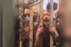 Filman a mujeres afganas pidiendo ayuda a tropas estadounidenses en las puertas del aeropuerto de Kabul