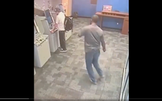 Nueva York: Policía publica video de ataque con hacha a un hombre dentro del banco