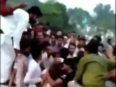 Indignación en Pakistán después de que cientos de hombres rodean y acosan a mujer TikToker rasgándole la ropa