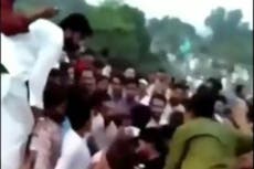 Indignación en Pakistán después de que cientos de hombres rodean y acosan a mujer TikToker rasgándole la ropa