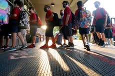 Texas: gobernador tiene COVID; escuelas imponen mascarillas