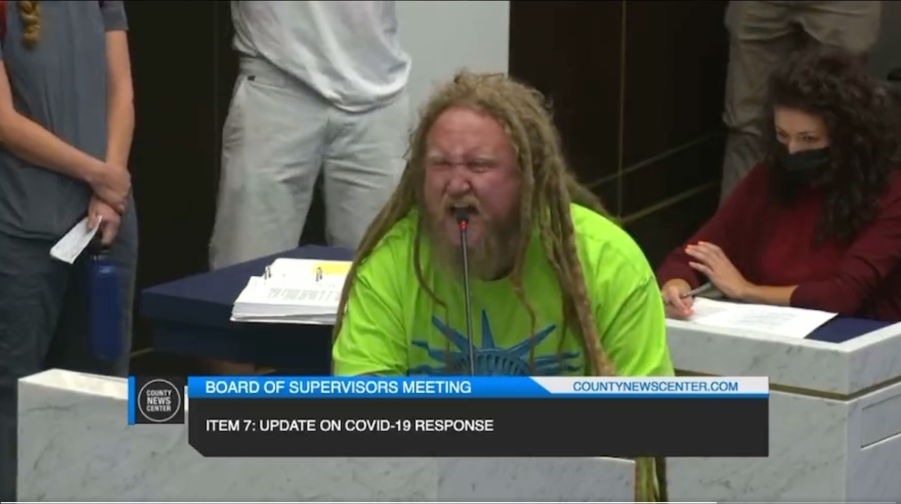 Protesta antivacunas provoca caos y amenaza con abrir “pozo del infierno” en San Diego