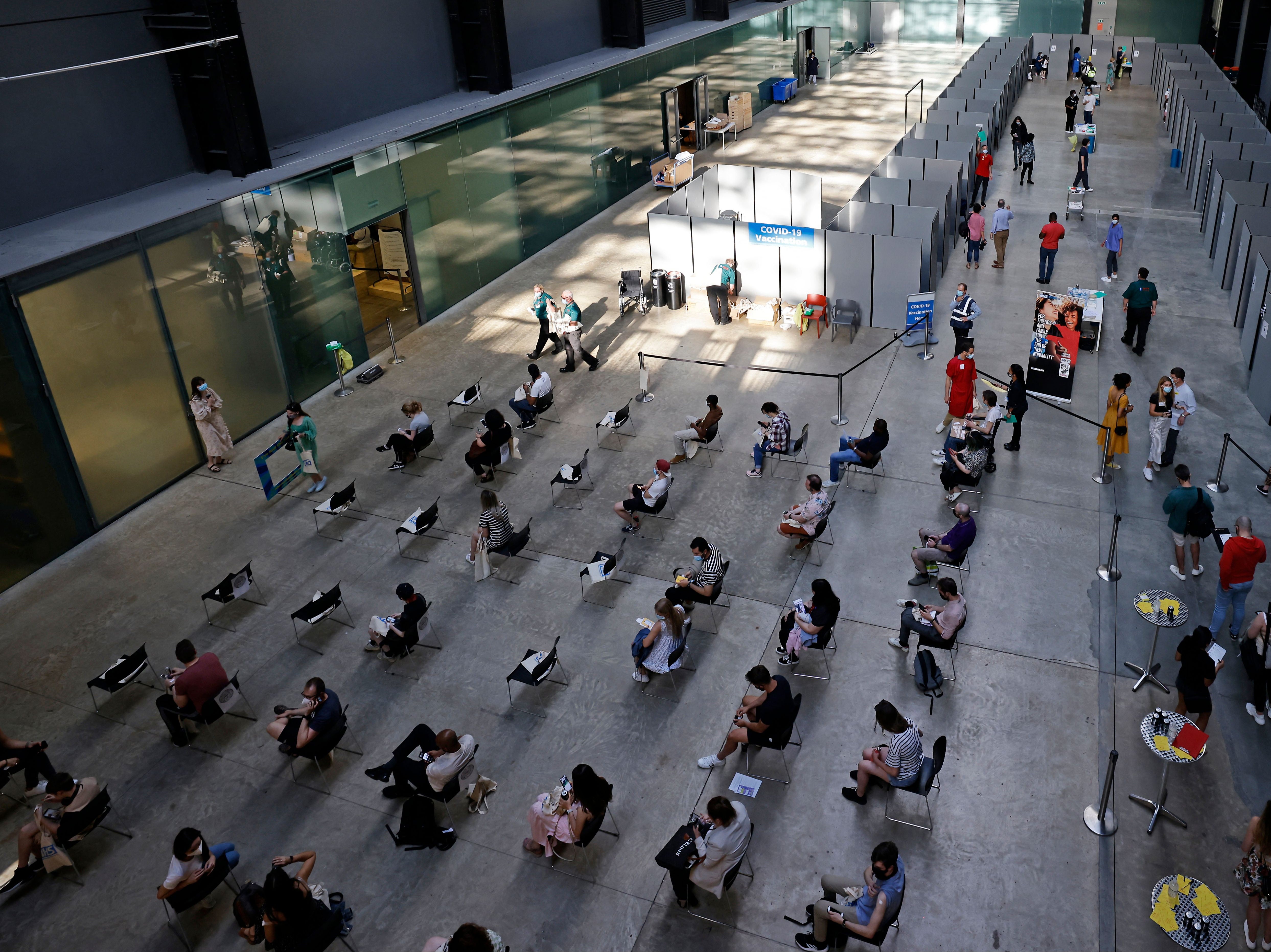 Efectividad de la vacuna Pfizer disminuye más rápido que AstraZeneca, dice un estudio