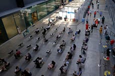 Efectividad de la vacuna Pfizer disminuye más rápido que AstraZeneca, dice un estudio