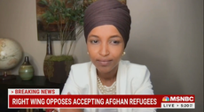 Ilhan Omar denuncia a Fox por su retórica contra refugiados en Afganistán: “este es su libro de jugadas”