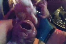 Agente ayuda a dar a luz a un bebé en el estacionamiento de una tienda de conveniencia