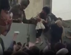 Video muestra a niña siendo entregada a soldado estadounidense sobre un muro en aeropuerto de Kabul