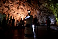Robot Perséfone guía a visitantes por cueva griega