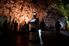 Robot Perséfone guía a visitantes por cueva griega