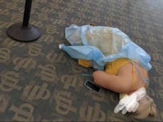 Florida: Hombre toma foto viral de paciente con COVID-19 tirada en el suelo y dice “esto te mata” (cloned)