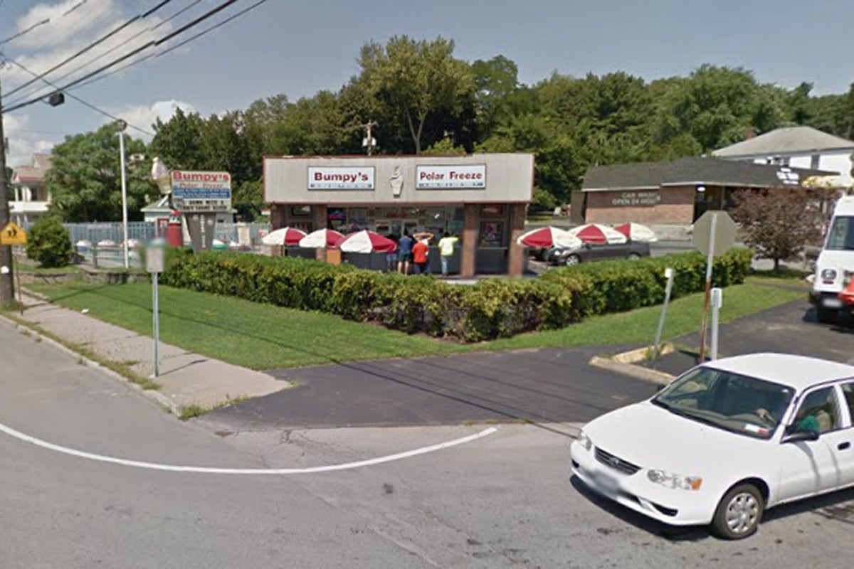 Propietario de una heladería en Nueva York es el primero en ser procesado y multado por la ley “Karen”