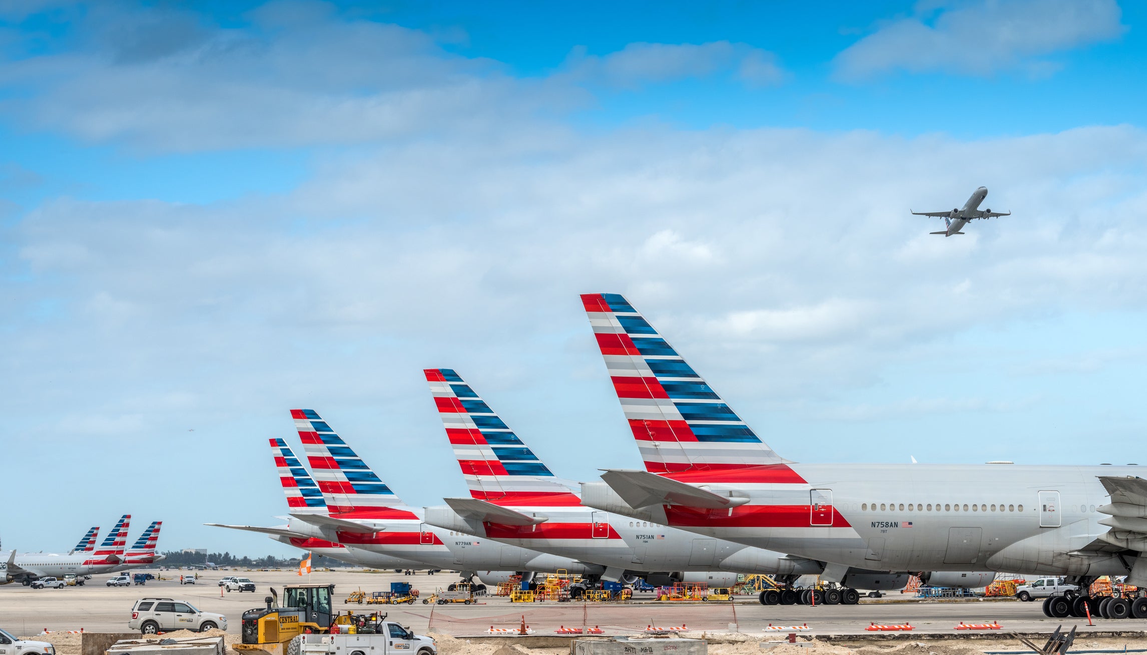 American Airlines extiende la prohibición del alcohol en cabina principal hasta 2022