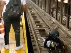 Hombre pierde el conocimiento y cae sobre la vía del metro de Nueva York