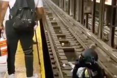 Hombre pierde el conocimiento y cae sobre la vía del metro de Nueva York