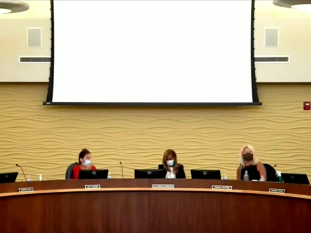 Michigan: Hombre grita “Heil Hitler” frente a miembros afroamericanos y judíos de la junta escolar