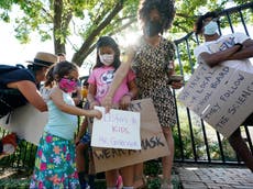 Padres de niños con discapacidad demandan al gobernador de Texas por la prohibición de mascarillas escolares