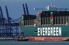 Buque portacontenedores que se quedó atascado en el Canal de Suez durante seis días, listo para navegar nuevamente por la vía fluvial