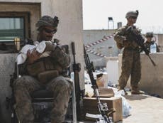 Afganistán: Foto de un infante de marina de EE.UU. sosteniendo a un bebé entre brazos se vuelve viral