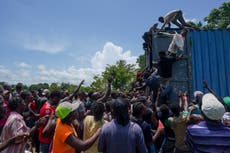 Haitianos saquean alimentos y suministros tras sismo