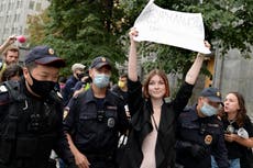 Rusia: arrestan a periodistas que protestaban en Moscú