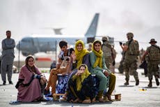 Casa Blanca insiste en que los estadounidenses “no están varados” en Afganistán, mientras continúan las evacuaciones