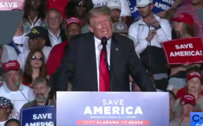 Donald Trump es abucheado en Alabama después de promover las vacunas contra el covid