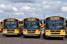 Escuelas de EEUU lidian con escasez de choferes de autobuses