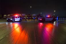 Houston: Niños de 6 y 8 años conducen auto a un lugar seguro tras violenta muerte de su padre al volante