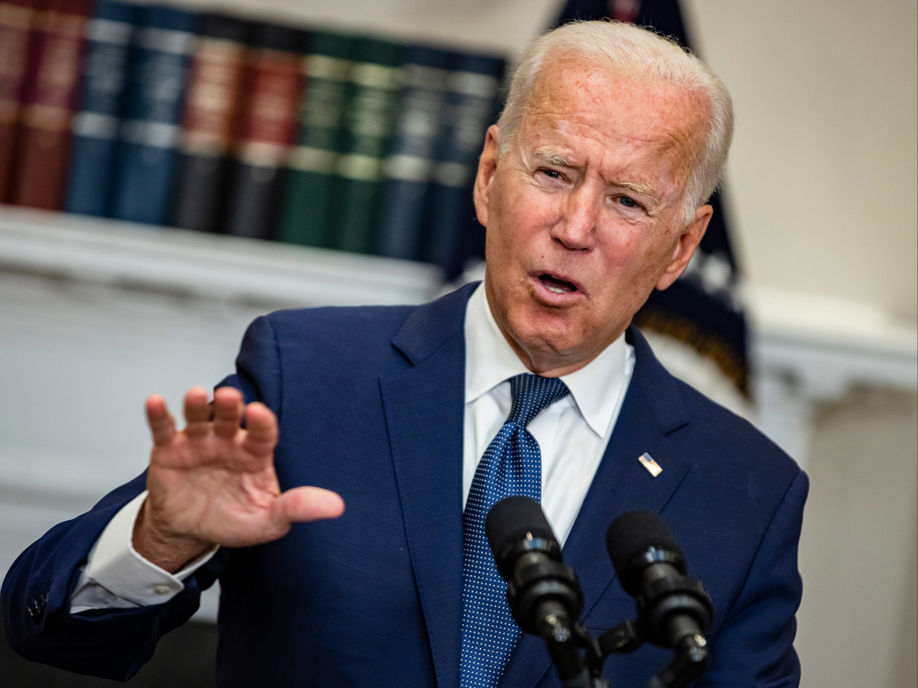 Biden pide a escépticos vacunarse contra COVID-19 tras aprobación de la FDA de las dosis de Pfizer