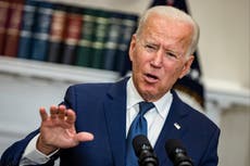 Biden pide a escépticos vacunarse contra COVID-19 tras aprobación de la FDA de las dosis de Pfizer