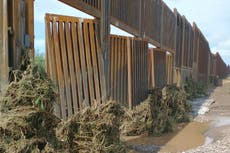 Inundaciones derriban puertas del muro fronterizo de Trump