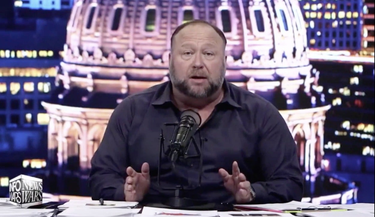 Alex Jones se vuelve contra Trump por promover las vacuna contra el COVID: “Tal vez sea un tonto”