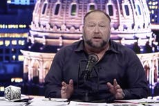 Alex Jones se vuelve contra Trump por promover las vacuna contra el COVID: “Tal vez sea un tonto”