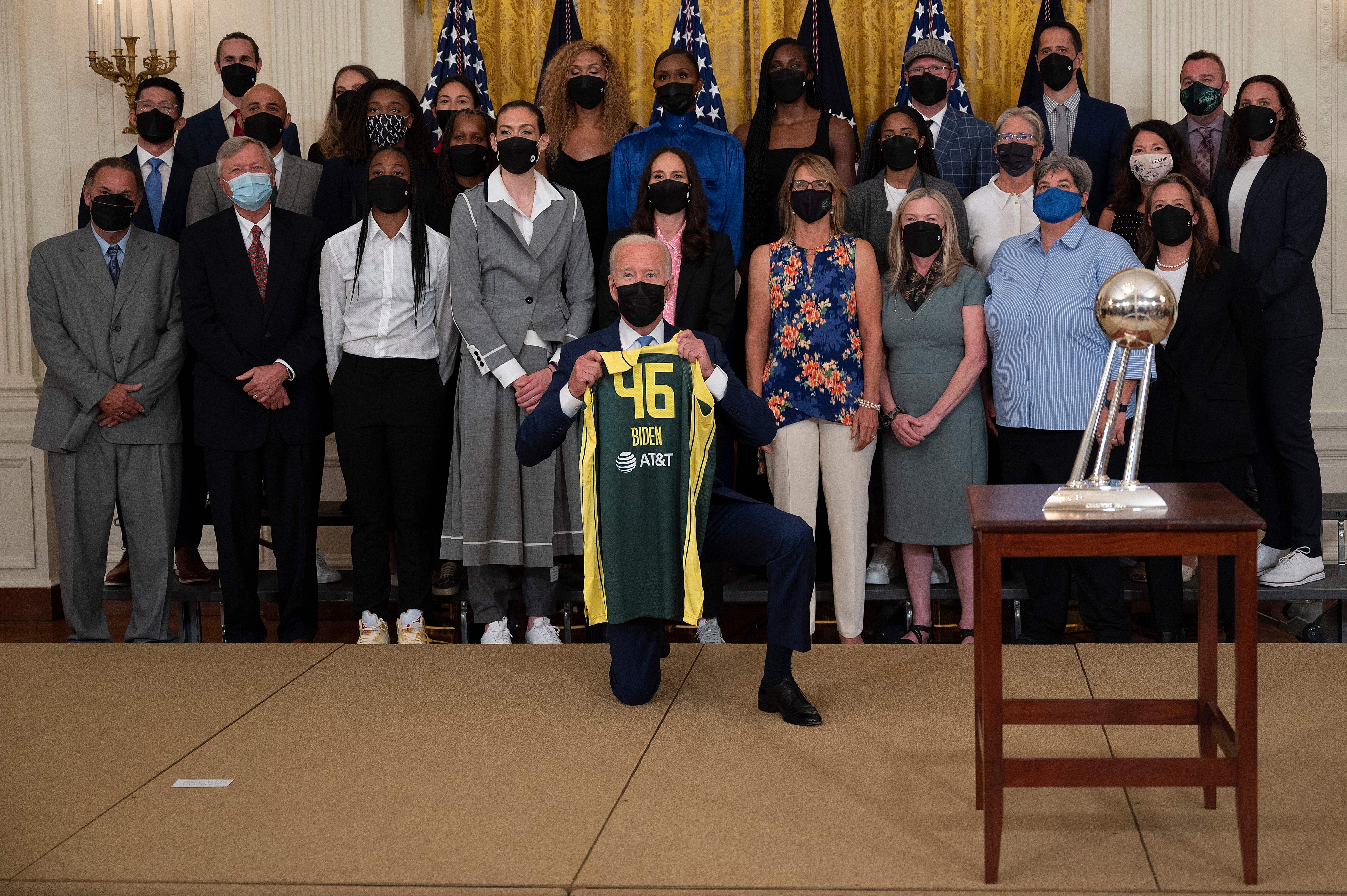 Biden recibe a las campeonas de la WNBA y bromea que pronto se quedará sin trabajo