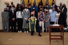 Biden recibe a las campeonas de la WNBA y bromea que pronto se quedará sin trabajo