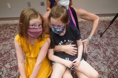 Sondeo: Mayoría apoya mascarillas en escuelas de EEUU