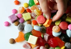 Eliminar los dulces de las cajas en supermercados alentará una alimentación saludable, dicen los científicos