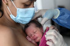 Leche materna de madres vacunadas contra el COVID “otorga anticuerpos importantes” que ayudan a proteger a los bebés