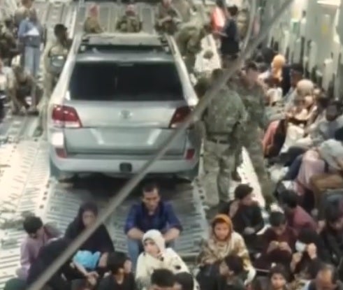 Afganistán: molestia al ver un automóvil que salió de Kabul en medio de una operación de evacuación