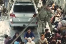 Afganistán: molestia al ver un automóvil que salió de Kabul en medio de una operación de evacuación
